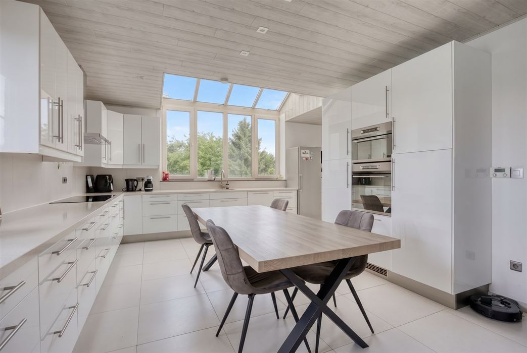 Instapklare villa met zwembad. Landelijke ligging in Leut.
