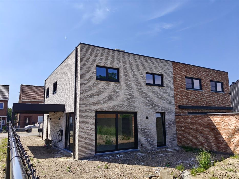 Volledig afgewerkte nieuwbouwwoning met 3 slaapkamers