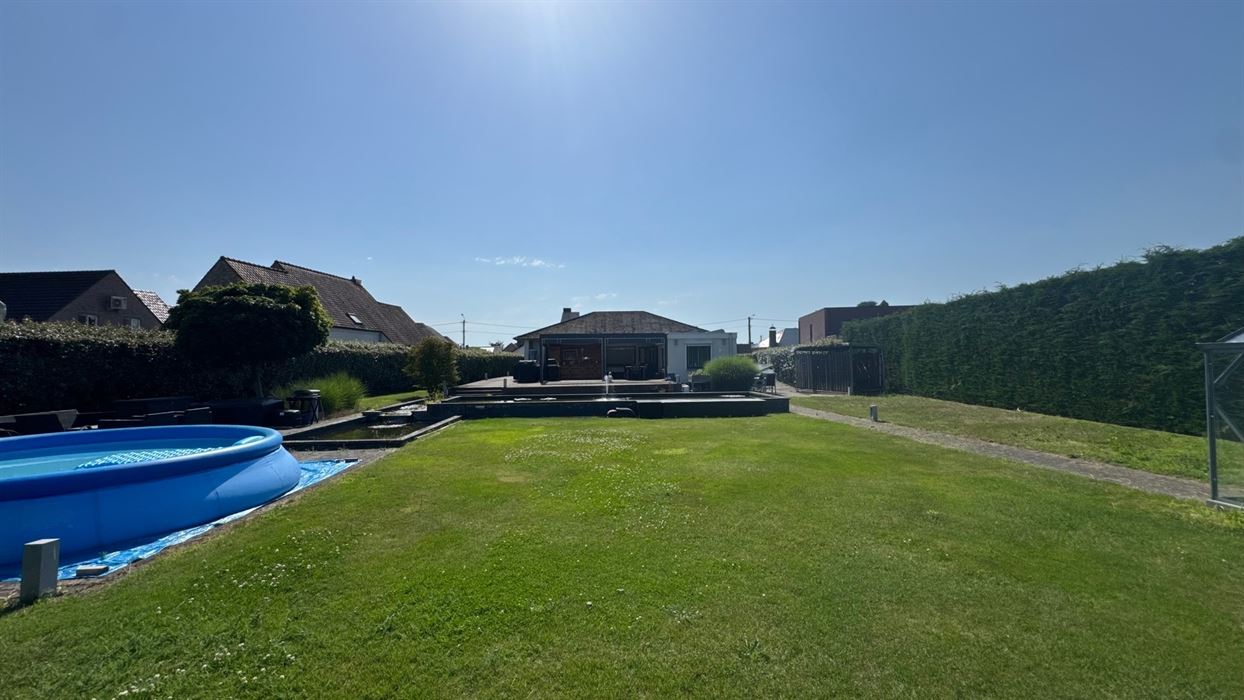 Vrijstaande gelijkvloerse woning op een perceel van 18a30ca.
