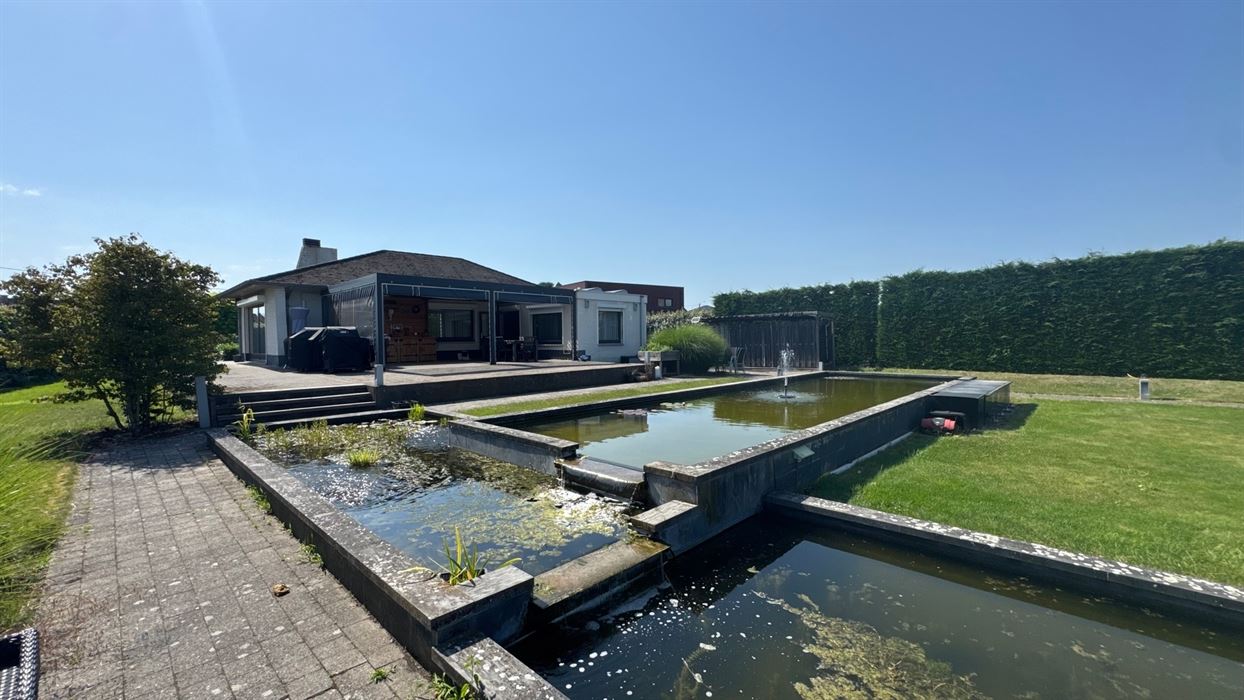 Vrijstaande gelijkvloerse woning op een perceel van 18a30ca.