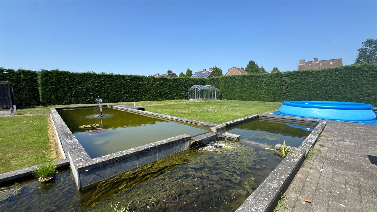 Vrijstaande gelijkvloerse woning op een perceel van 18a30ca.