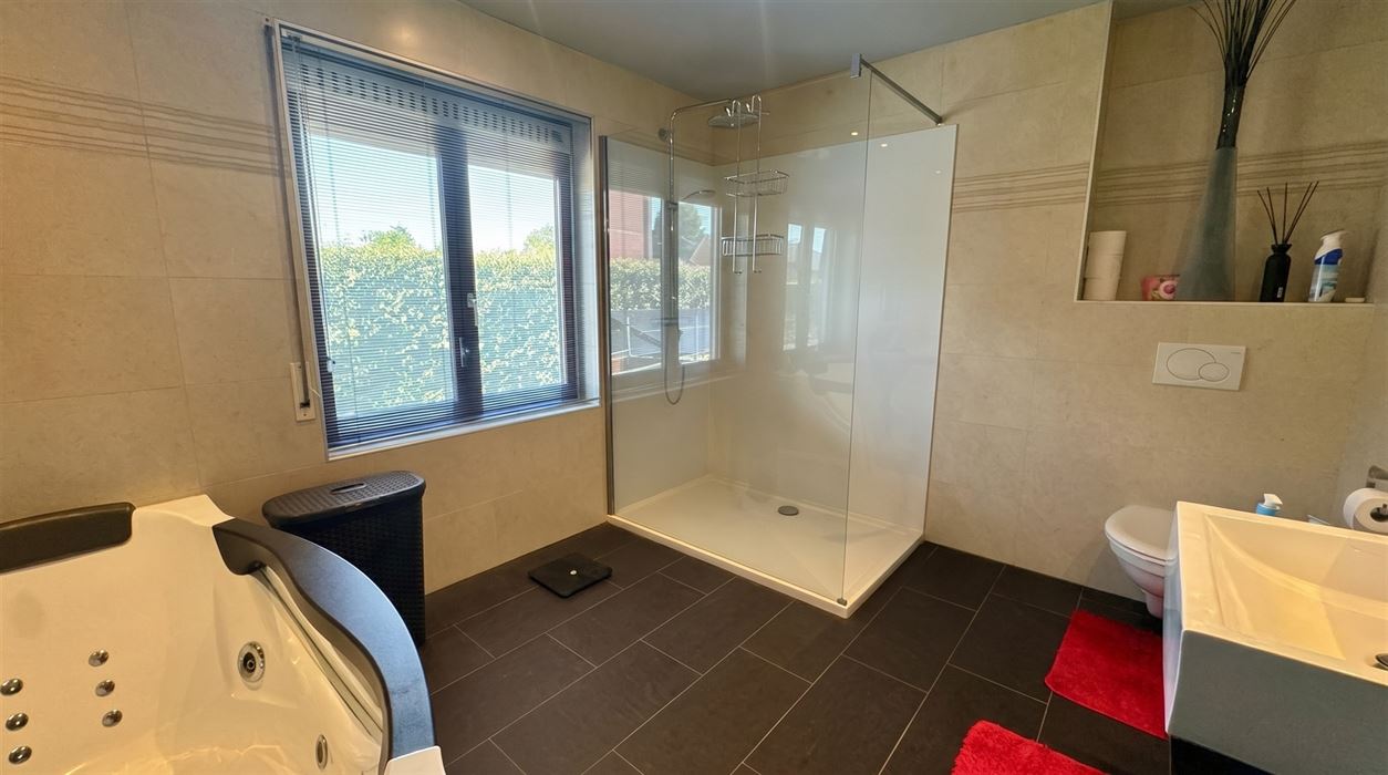 Vrijstaande gelijkvloerse woning op een perceel van 18a30ca.