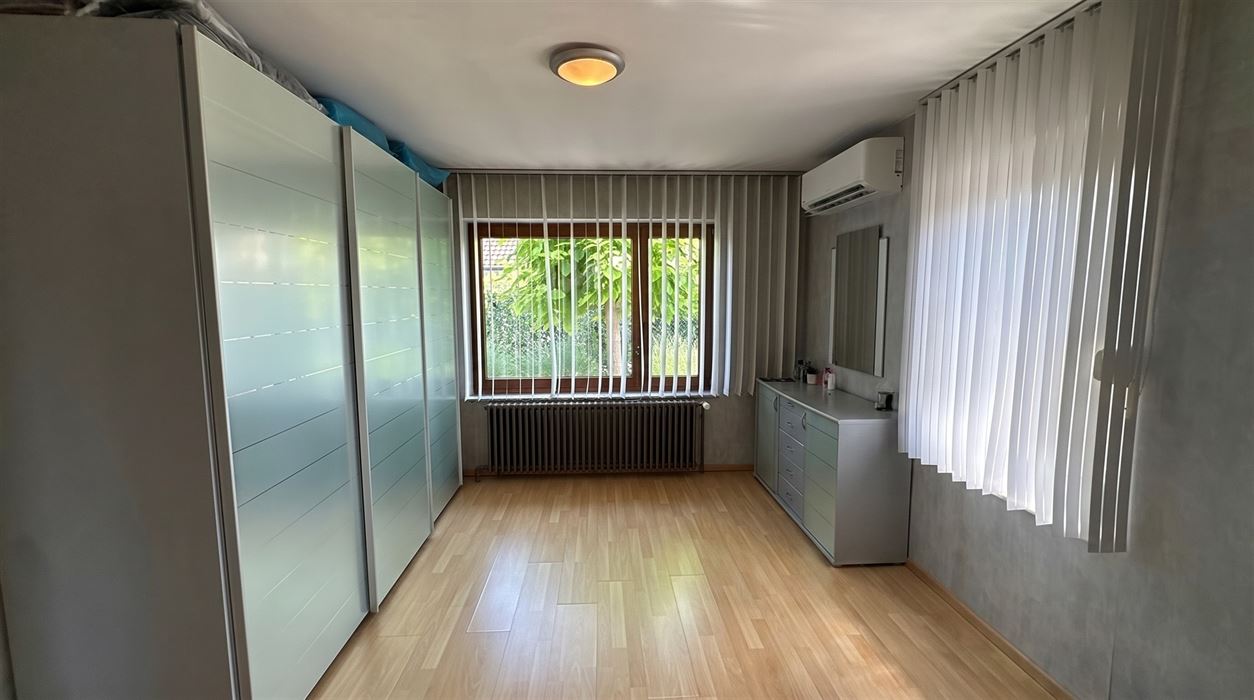 Vrijstaande gelijkvloerse woning op een perceel van 18a30ca.