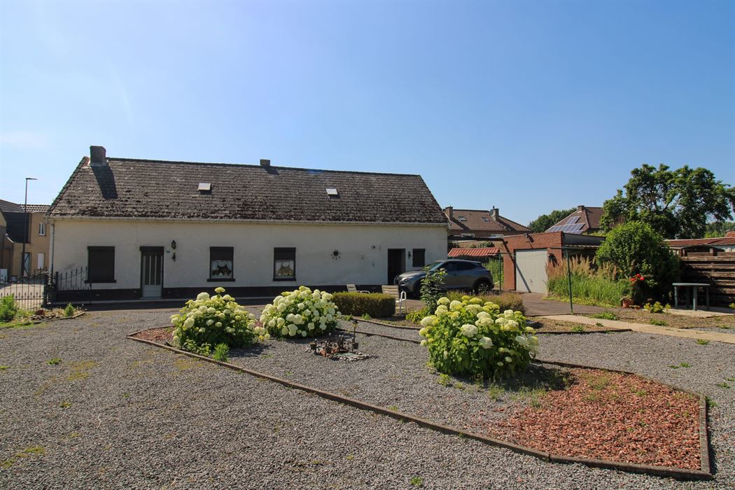 Te renoveren woning of interessante ontwikkelingsgrond in Opgrimbie!