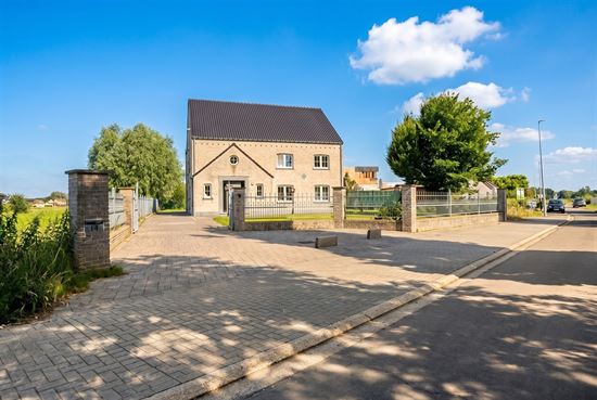 Instapklare villa met zwembad. Landelijke ligging in Leut.