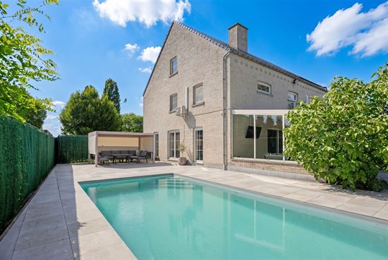 Instapklare villa met zwembad. Landelijke ligging in Leut.