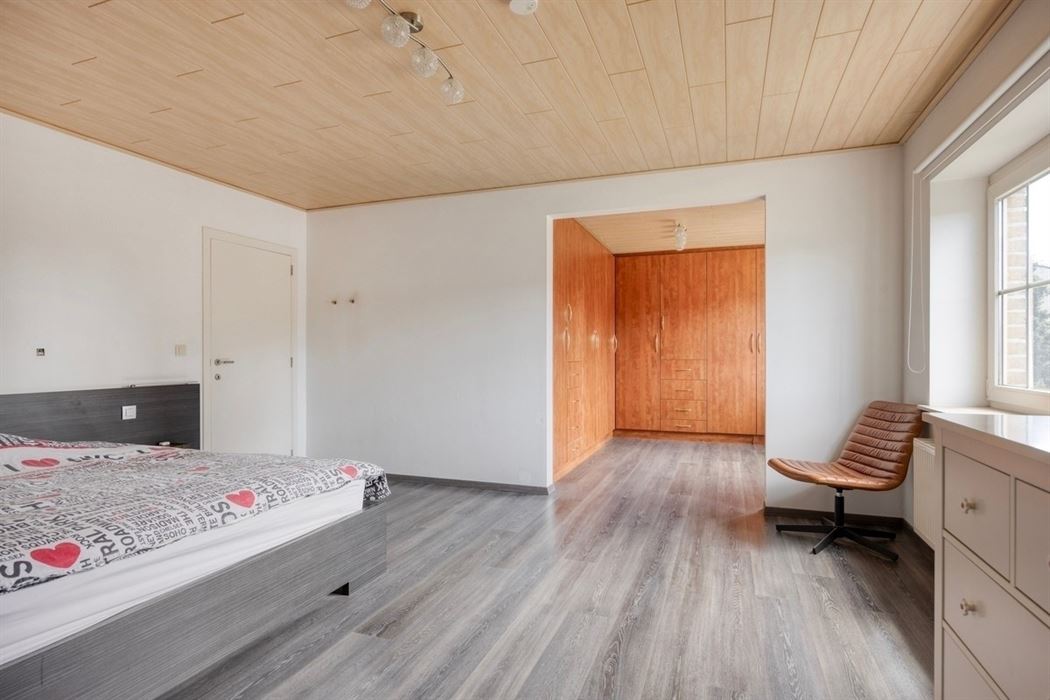 Instapklare villa met zwembad. Landelijke ligging in Leut.