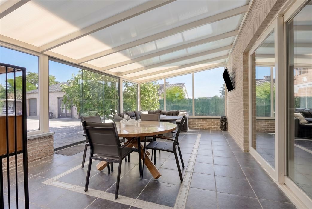 Instapklare villa met zwembad. Landelijke ligging in Leut.