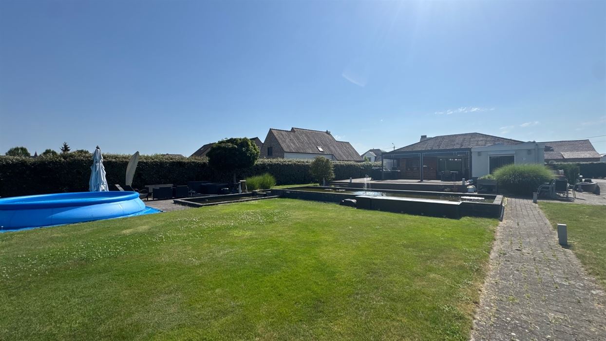 Vrijstaande gelijkvloerse woning op een perceel van 18a30ca.