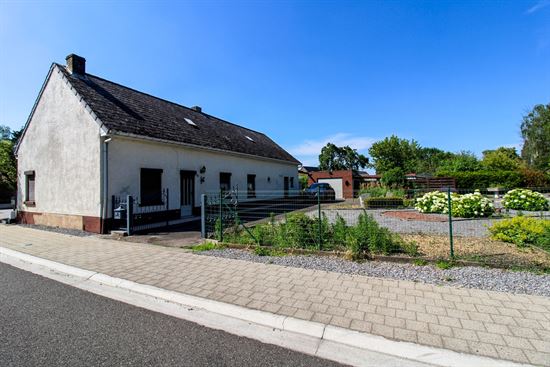 Te renoveren woning of interessante ontwikkelingsgrond in Opgrimbie!