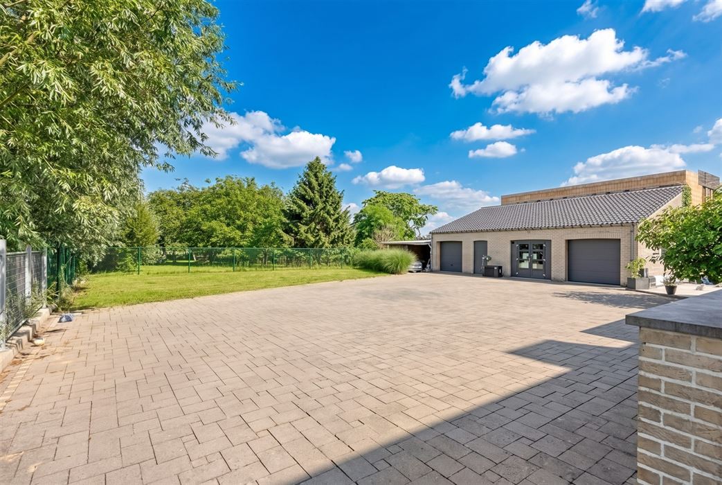 Instapklare villa met zwembad. Landelijke ligging in Leut.