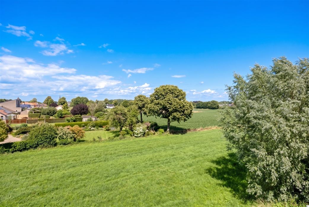 Instapklare villa met zwembad. Landelijke ligging in Leut.