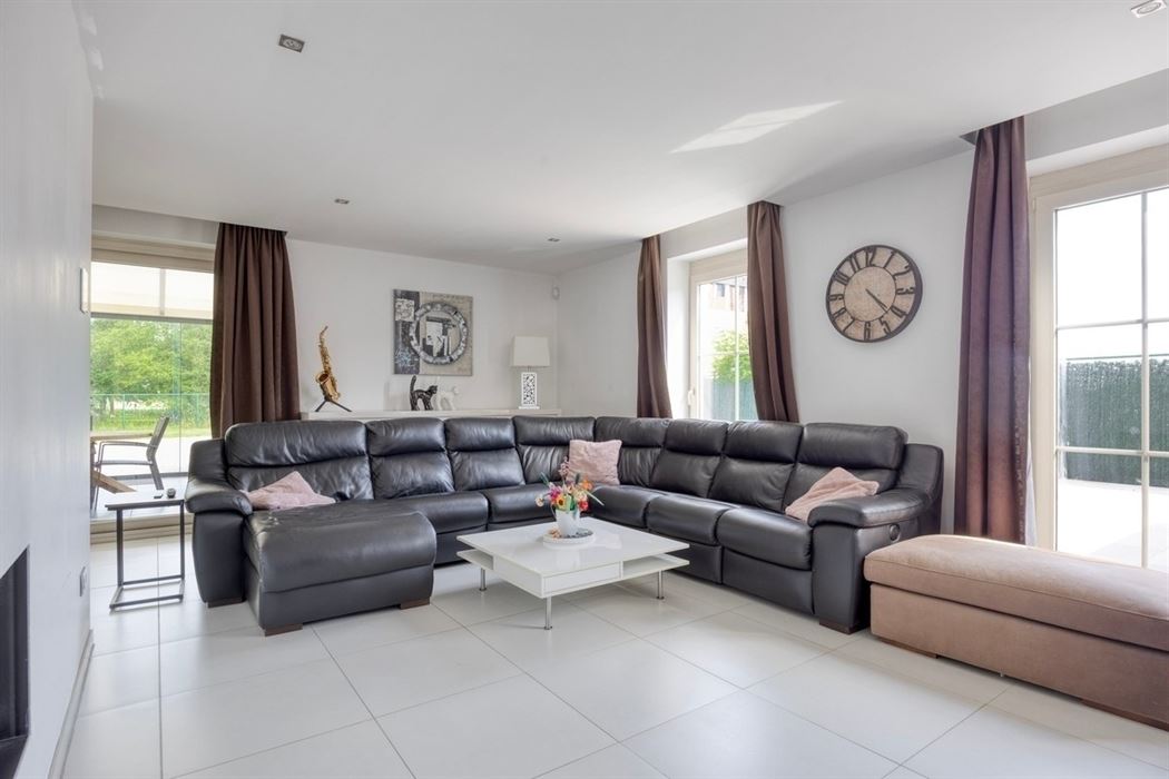 Instapklare villa met zwembad. Landelijke ligging in Leut.