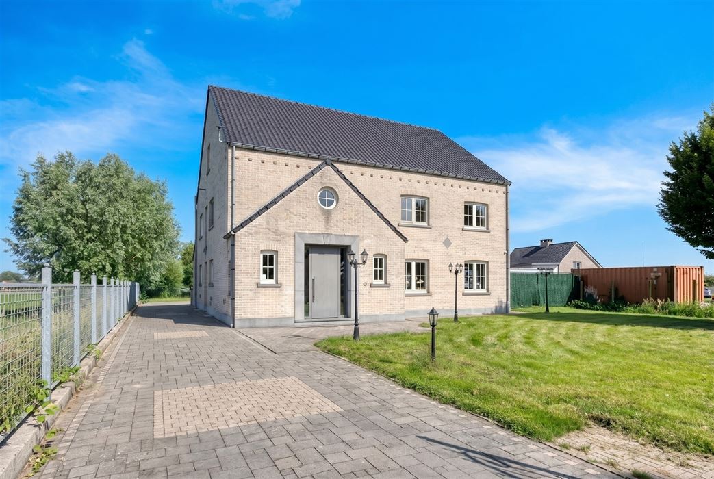 Instapklare villa met zwembad. Landelijke ligging in Leut.