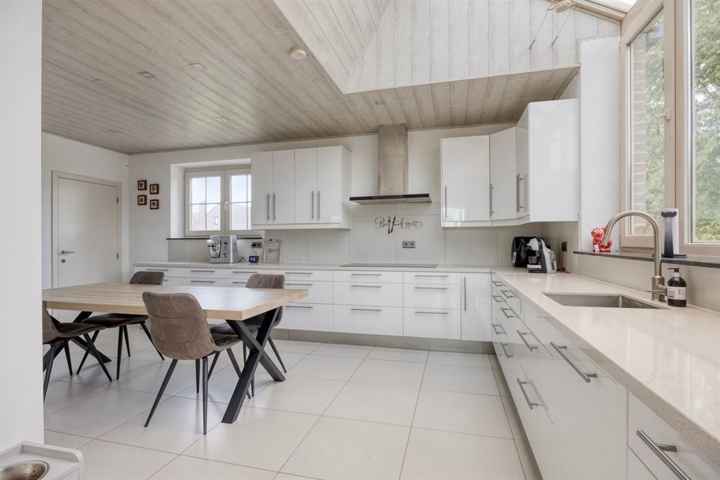 Instapklare villa met zwembad. Landelijke ligging in Leut.