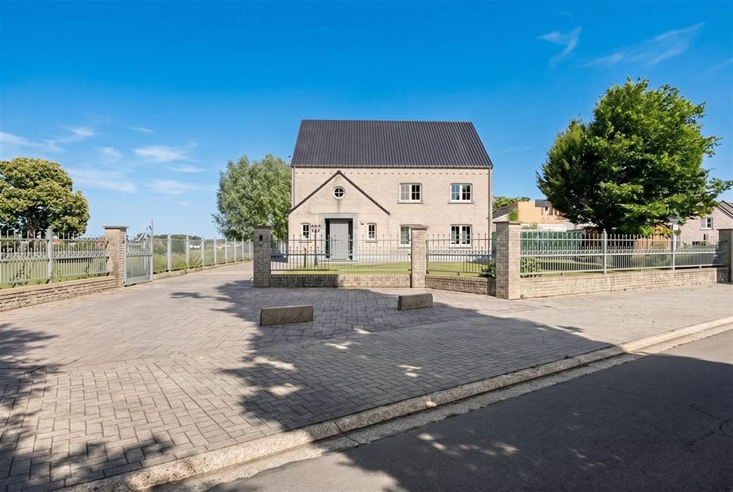 Instapklare villa met zwembad. Landelijke ligging in Leut.