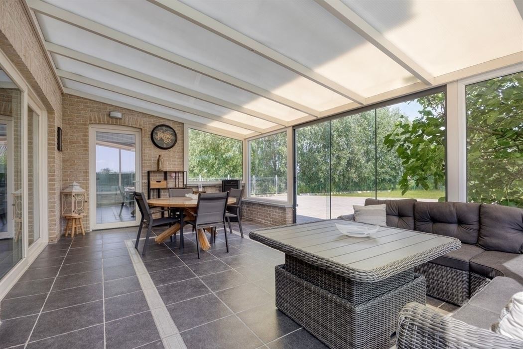 Instapklare villa met zwembad. Landelijke ligging in Leut.