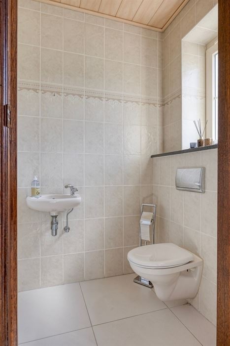 Instapklare villa met zwembad. Landelijke ligging in Leut.