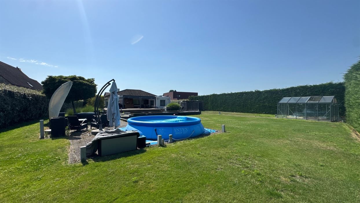 Vrijstaande gelijkvloerse woning op een perceel van 18a30ca.