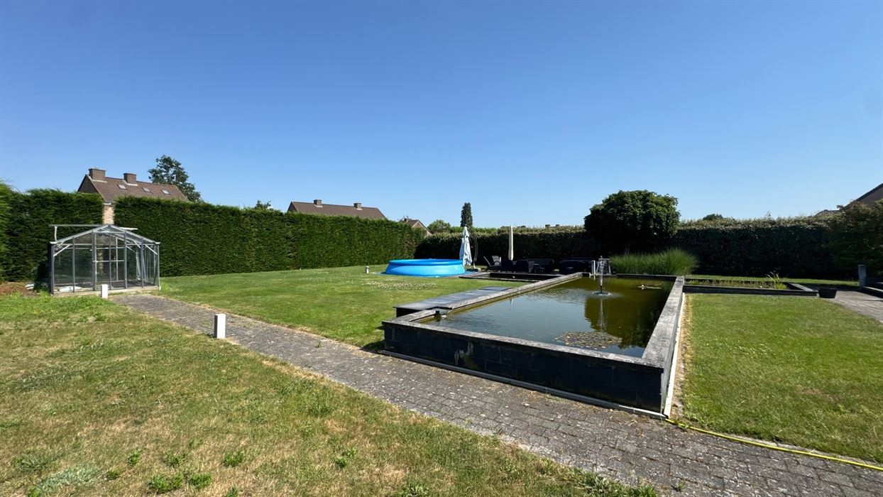 Vrijstaande gelijkvloerse woning op een perceel van 18a30ca.