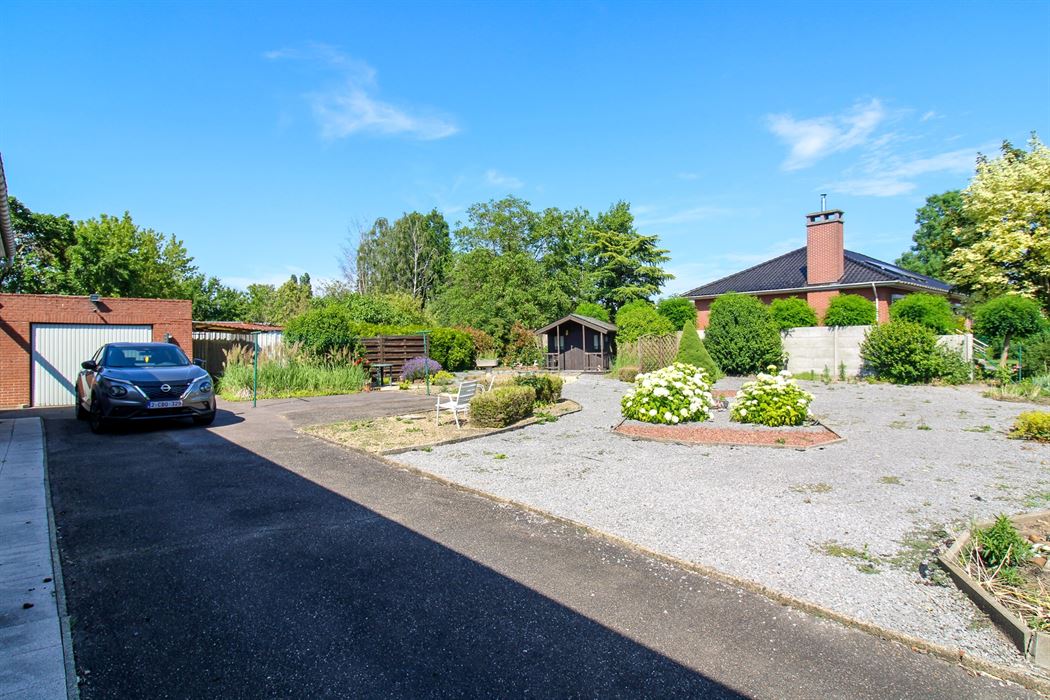 Te renoveren woning of interessante ontwikkelingsgrond in Opgrimbie!