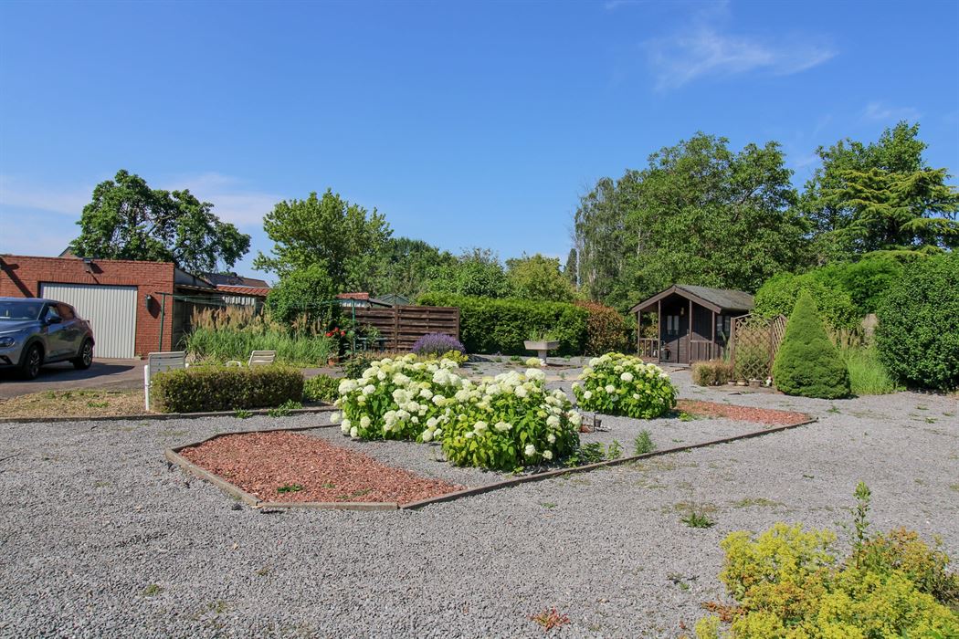 Te renoveren woning of interessante ontwikkelingsgrond in Opgrimbie!