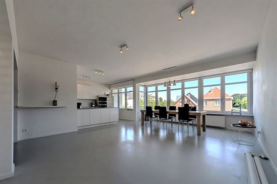 Instapklaar gerenoveerd appartement met 2 slaapkamers en 2 terrassen
