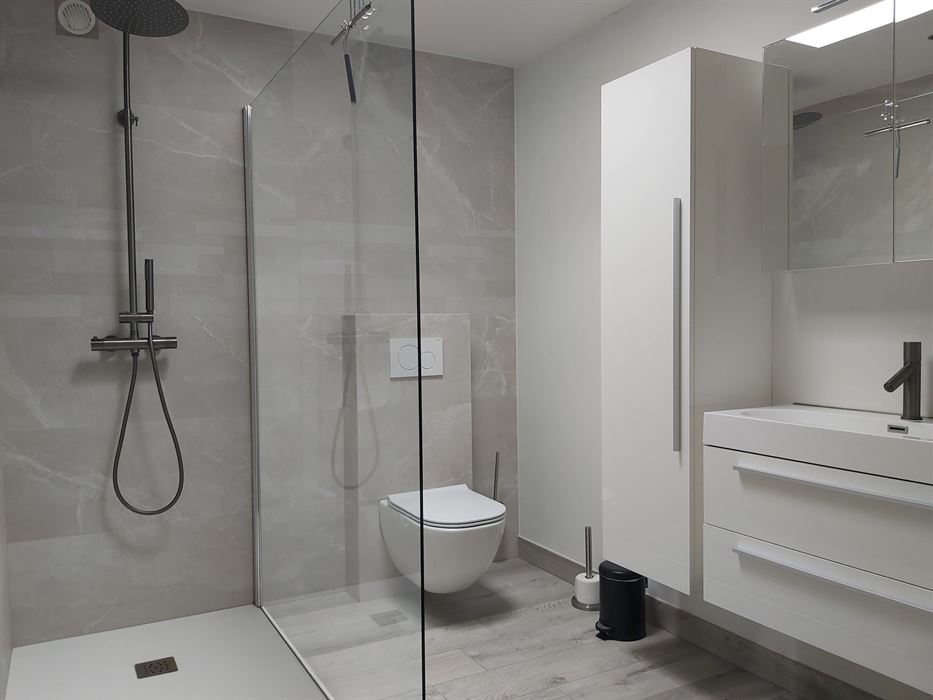 Wonen én werken op een toplocatie – praktijkruimte met ruime duplexwoning met 4 slaapkamers op een perceel van 4a23ca!