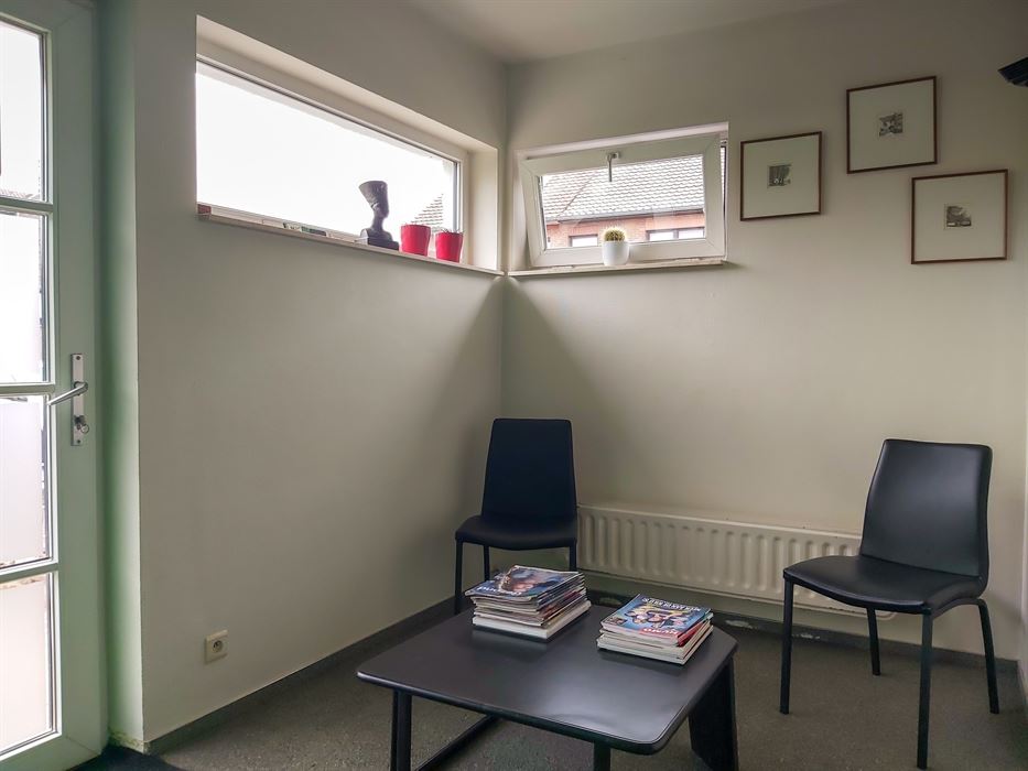 Wonen én werken op een toplocatie – praktijkruimte met ruime duplexwoning met 4 slaapkamers op een perceel van 4a23ca!