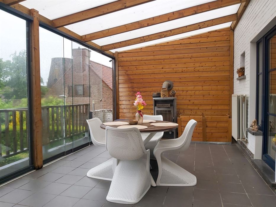 Wonen én werken op een toplocatie – praktijkruimte met ruime duplexwoning met 4 slaapkamers op een perceel van 4a23ca!