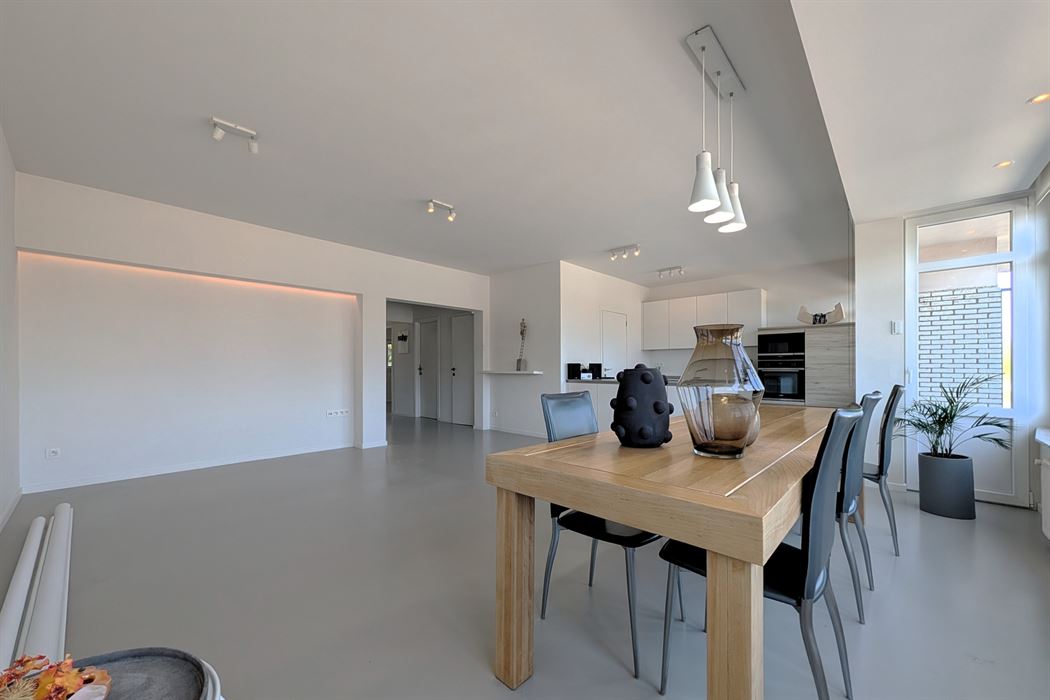 Instapklaar gerenoveerd appartement met 2 slaapkamers en 2 terrassen