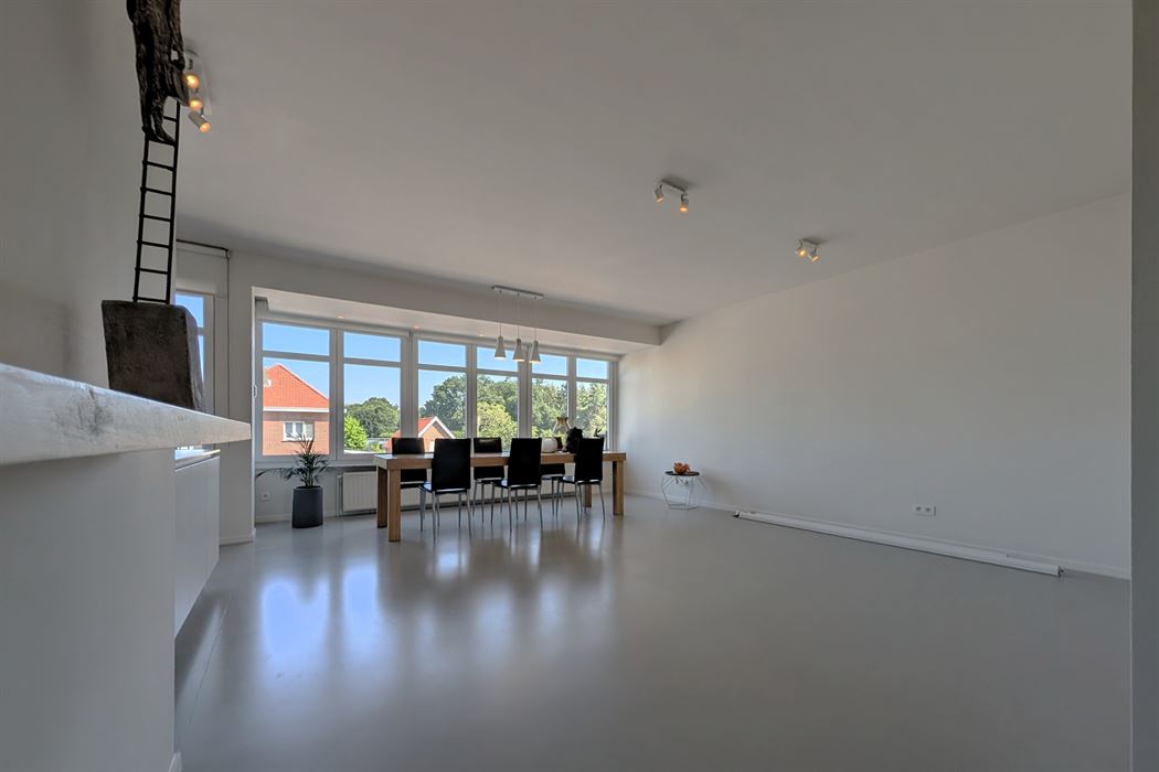 Instapklaar gerenoveerd appartement met 2 slaapkamers en 2 terrassen