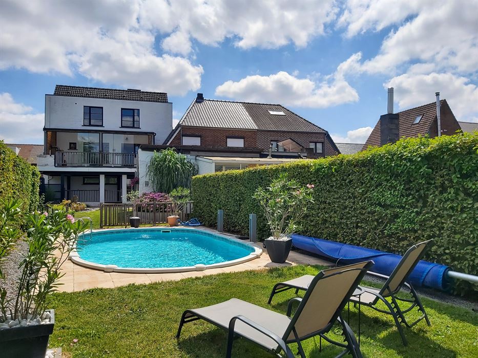 Wonen én werken op een toplocatie – praktijkruimte met ruime duplexwoning met 4 slaapkamers op een perceel van 4a23ca!
