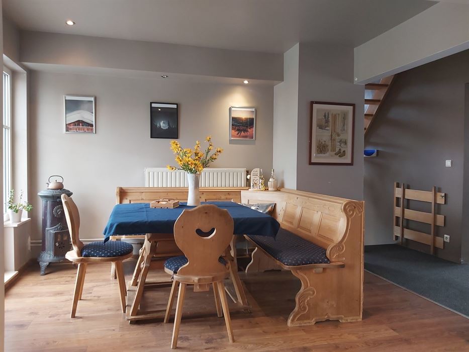 Wonen én werken op een toplocatie – praktijkruimte met ruime duplexwoning met 4 slaapkamers op een perceel van 4a23ca!