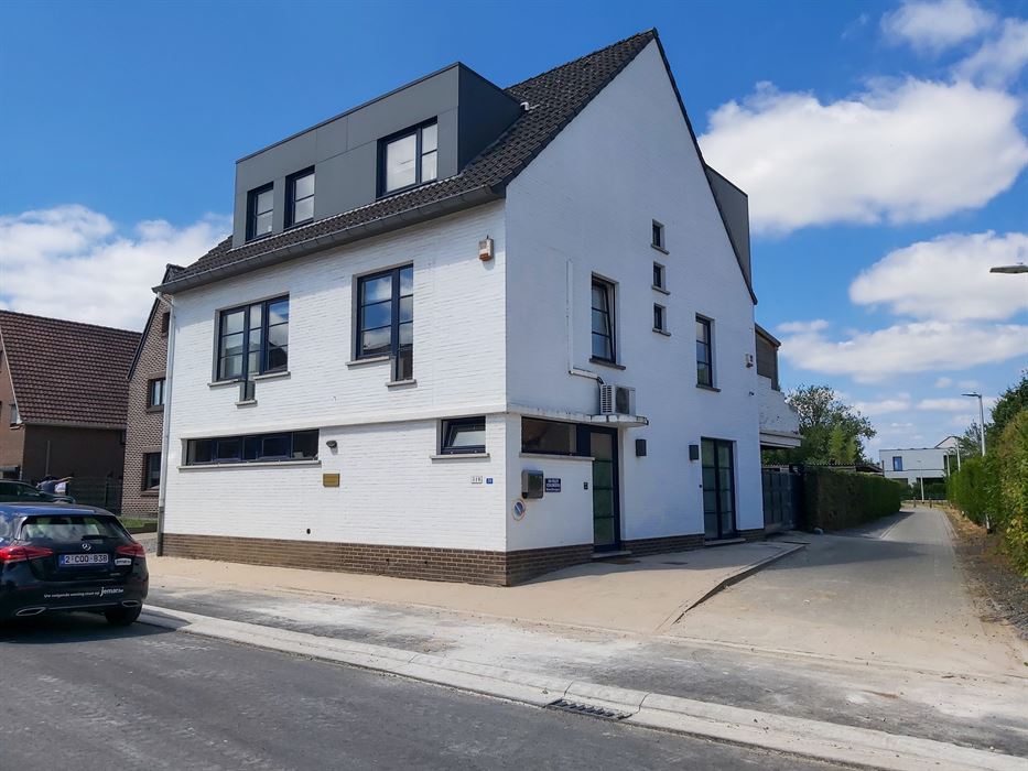 Wonen én werken op een toplocatie – praktijkruimte met ruime duplexwoning met 4 slaapkamers op een perceel van 4a23ca!