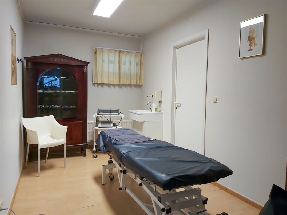 Wonen én werken op een toplocatie – praktijkruimte met ruime duplexwoning met 4 slaapkamers op een perceel van 4a23ca!