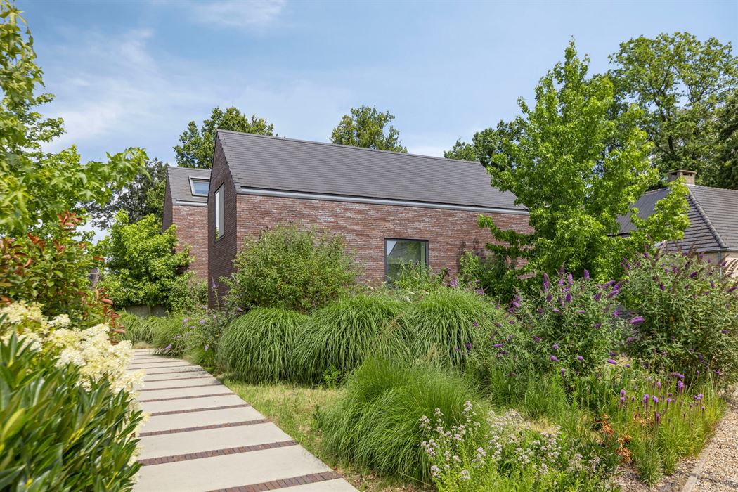 Exclusief wonen waar architectuur, ruimte en levenslang comfort samenkomen.