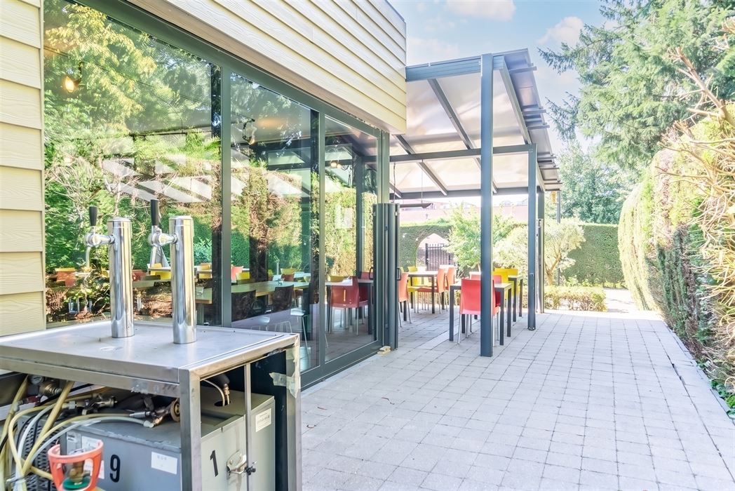 Karakteristiek handelshuis met ruime bovenwoning op toplocatie nabij Maasmechelen