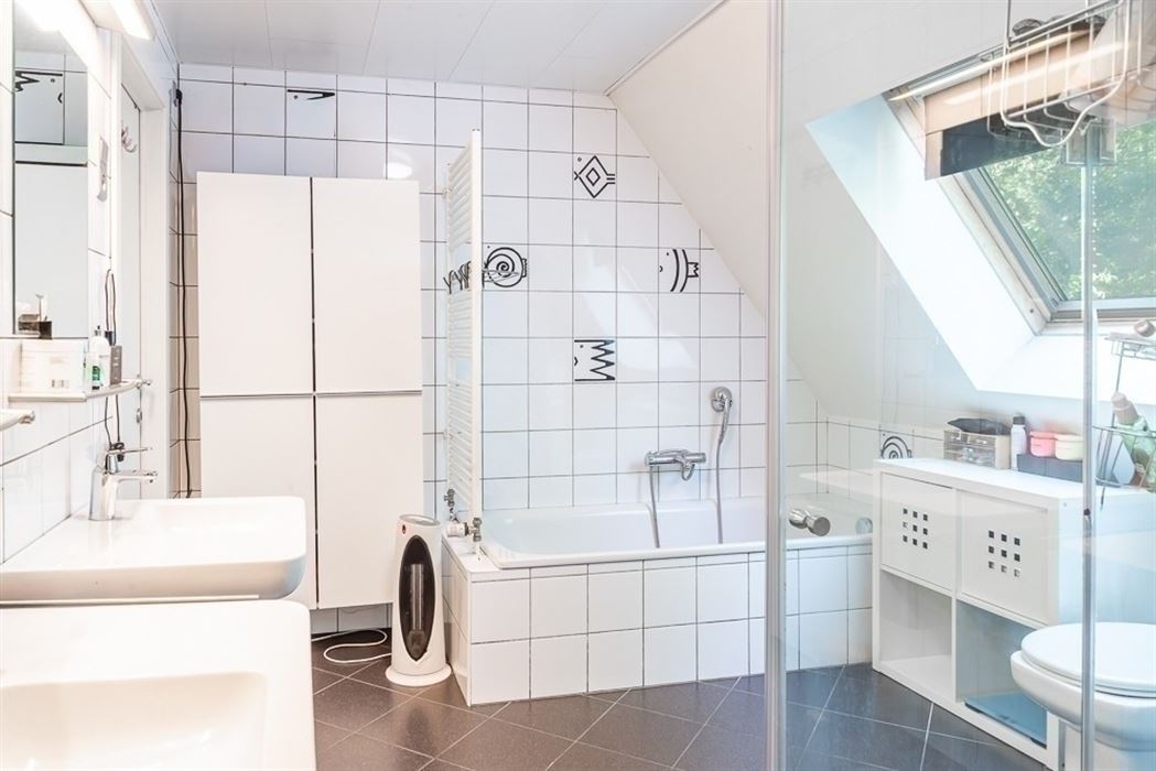 Karakteristiek handelshuis met ruime bovenwoning op toplocatie nabij Maasmechelen