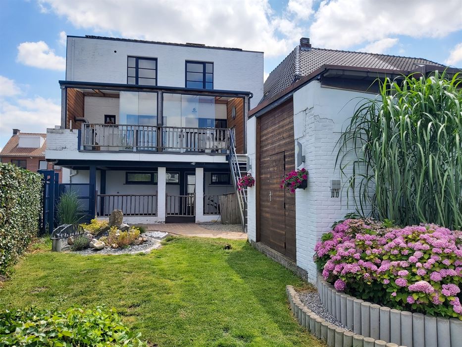 Wonen én werken op een toplocatie – praktijkruimte met ruime duplexwoning met 4 slaapkamers op een perceel van 4a23ca!