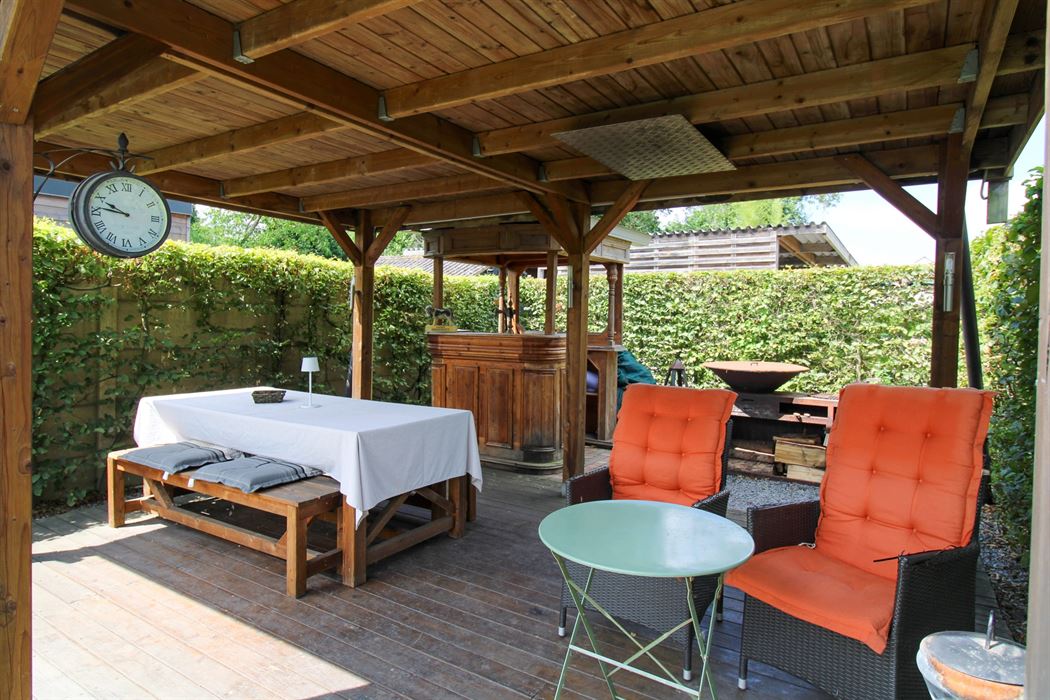 Wonen én werken op een toplocatie – praktijkruimte met ruime duplexwoning met 4 slaapkamers op een perceel van 4a23ca!
