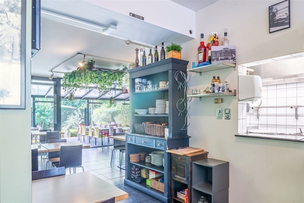 Karakteristiek handelshuis met ruime bovenwoning op toplocatie nabij Maasmechelen