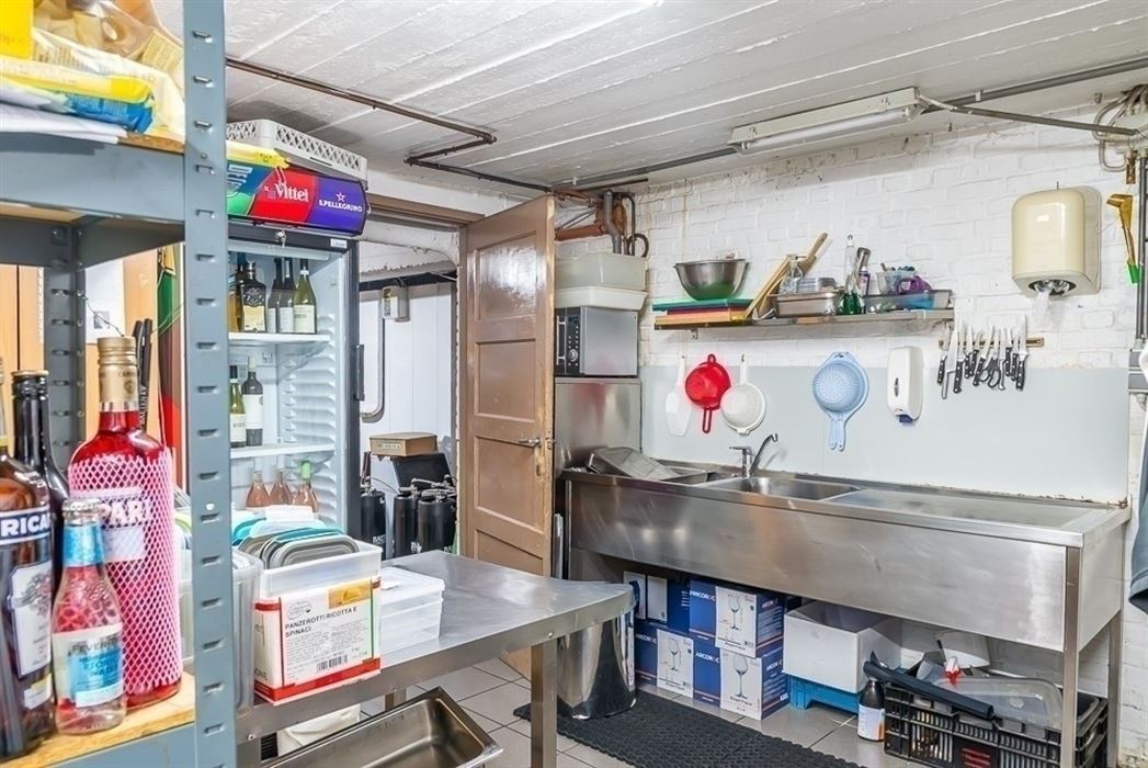 Karakteristiek handelshuis met ruime bovenwoning op toplocatie nabij Maasmechelen