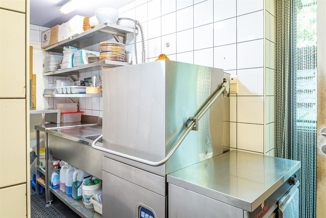 Karakteristiek handelshuis met ruime bovenwoning op toplocatie nabij Maasmechelen
