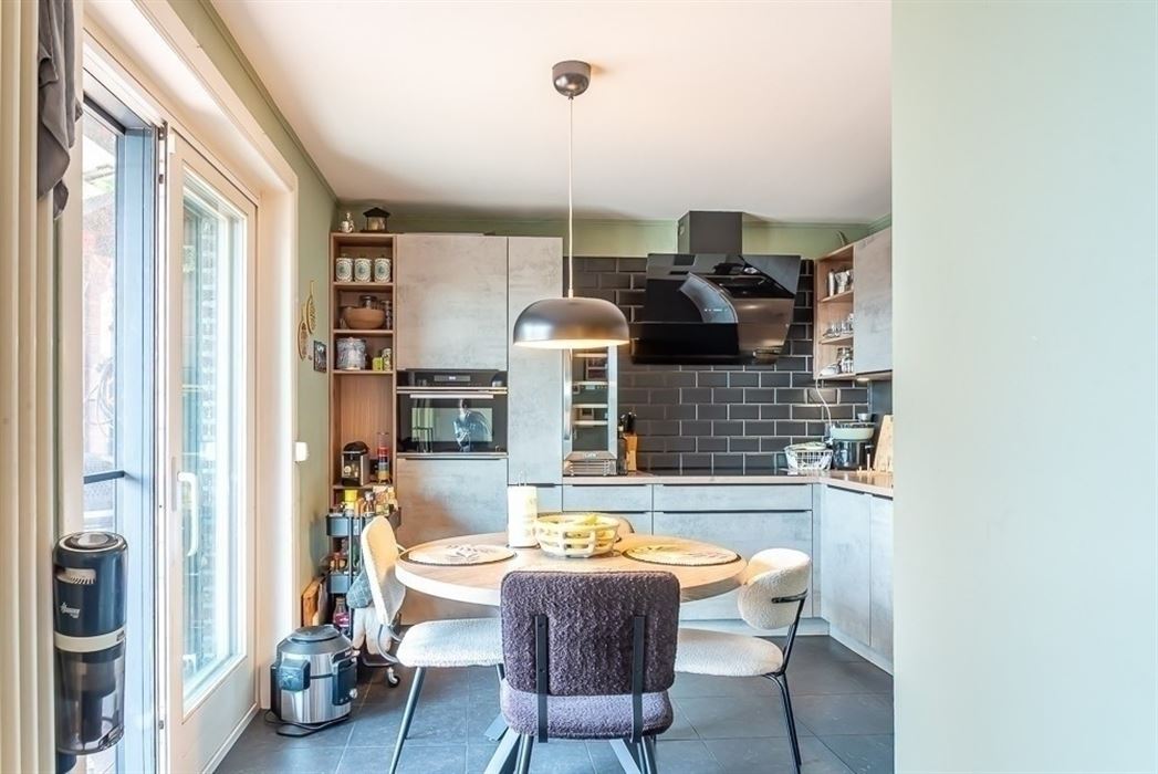 Karakteristiek handelshuis met ruime bovenwoning op toplocatie nabij Maasmechelen