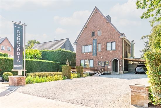Karakteristiek handelshuis met ruime bovenwoning op toplocatie nabij Maasmechelen