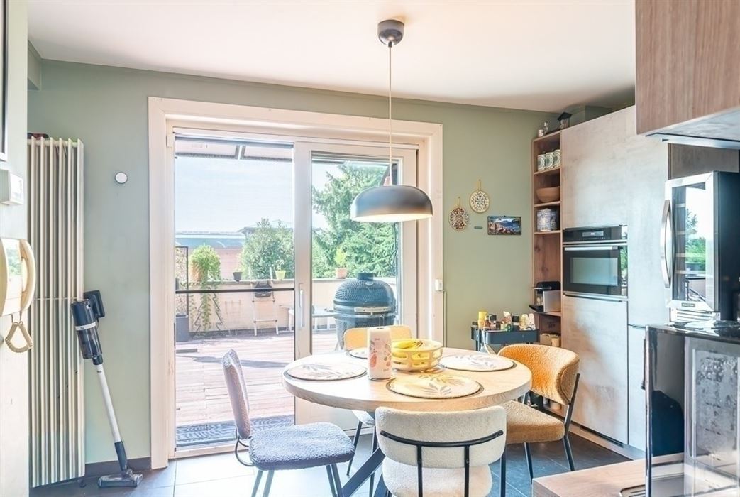 Karakteristiek handelshuis met ruime bovenwoning op toplocatie nabij Maasmechelen