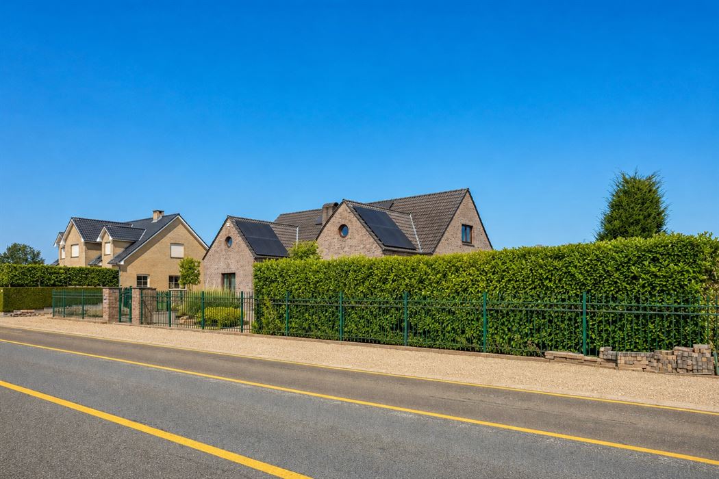 Ruime woning op een perceel van 20a!