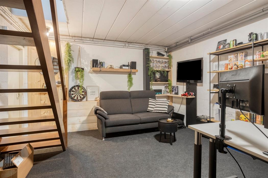 Ruime woning op een perceel van 20a!