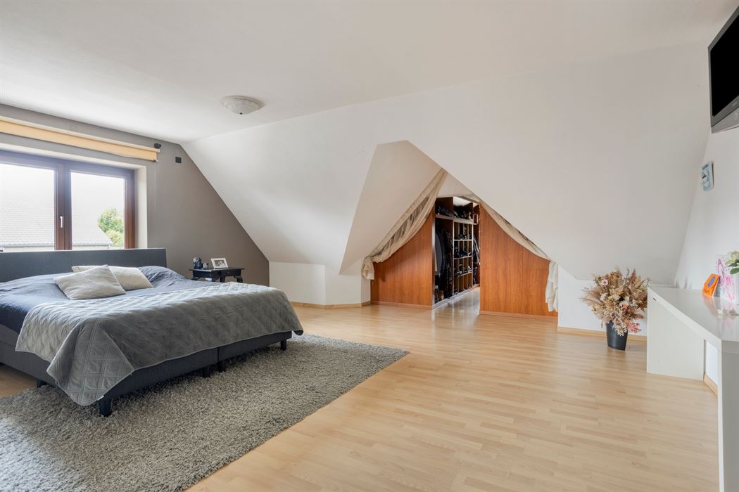 Ruime woning op een perceel van 20a!